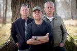 De tre veteraner Johnny Boalth Lambertsen (tv.), Dennis Jacobsen og Peter Kaas (th.) er nogle af de kilder, der har valgt at stå frem for at fortælle om dårlige erfaringer med KFUM's Soldatermission. Foto: Mads Nissen