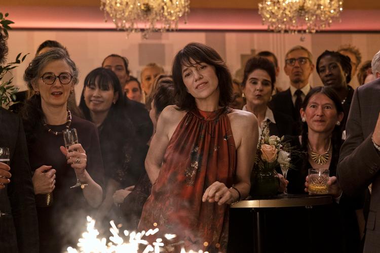 Tænk at man skulle blive så irriteret på Charlotte Gainsbourg og hendes karakter Geneviève Lavignes lillepige-distræte trodsighed.  Foto: Prime Video