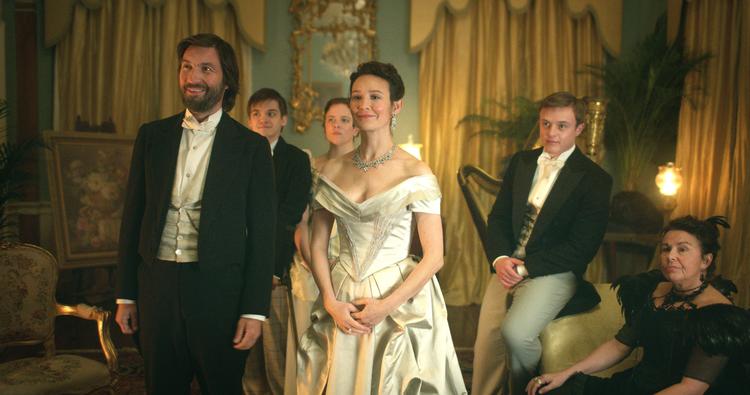 Familien Hardacre kommer til penge og flytter ind på et gods, men penge er ikke alt i det britiske klassesamfund. Foto: Banijay