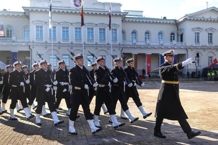 Litauiske soldater på parade foran præsidentpaladset i Vilnius. Arkivfoto: Mindaugas Kulbis