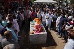 Familiemedlemmer til Niraj Udhwani, der blev dræbt i angrebet nær Pahalgam i det sydlige Kashmir, udfører de sidste ritualer før begravelsen i Jaipur i Indien. Foto: Anushree Fadnavis/Ritzau Scanpix