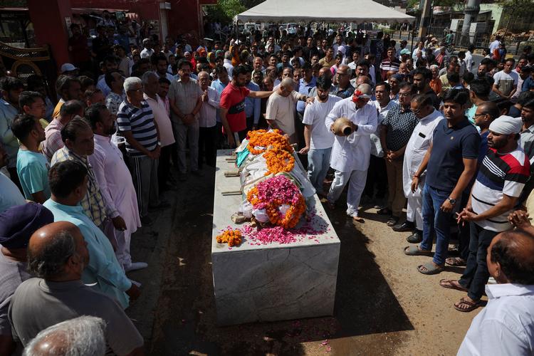 Familiemedlemmer til Niraj Udhwani, der blev dræbt i angrebet nær Pahalgam i det sydlige Kashmir, udfører de sidste ritualer før begravelsen i Jaipur i Indien. Foto: Anushree Fadnavis/Ritzau Scanpix