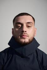 At sige, at Artigeardits nye album, 'Æteren', handler om work-life balance, er ikke helt ved siden af. Det lyder bare så kedeligt. Men disse linjer fra 'FaceTime' lyver ikke: »Min familie siger at jeg ikke er hjemme nok / Og min kone synes jeg har et alt for nemt job / Og min baby siger, at jeg er alt for useriøs / Og at jeg bruger alt for meget tid udenbys«.
 Artigeardit. Pr-foto: Pr-foto: Angela Djekic