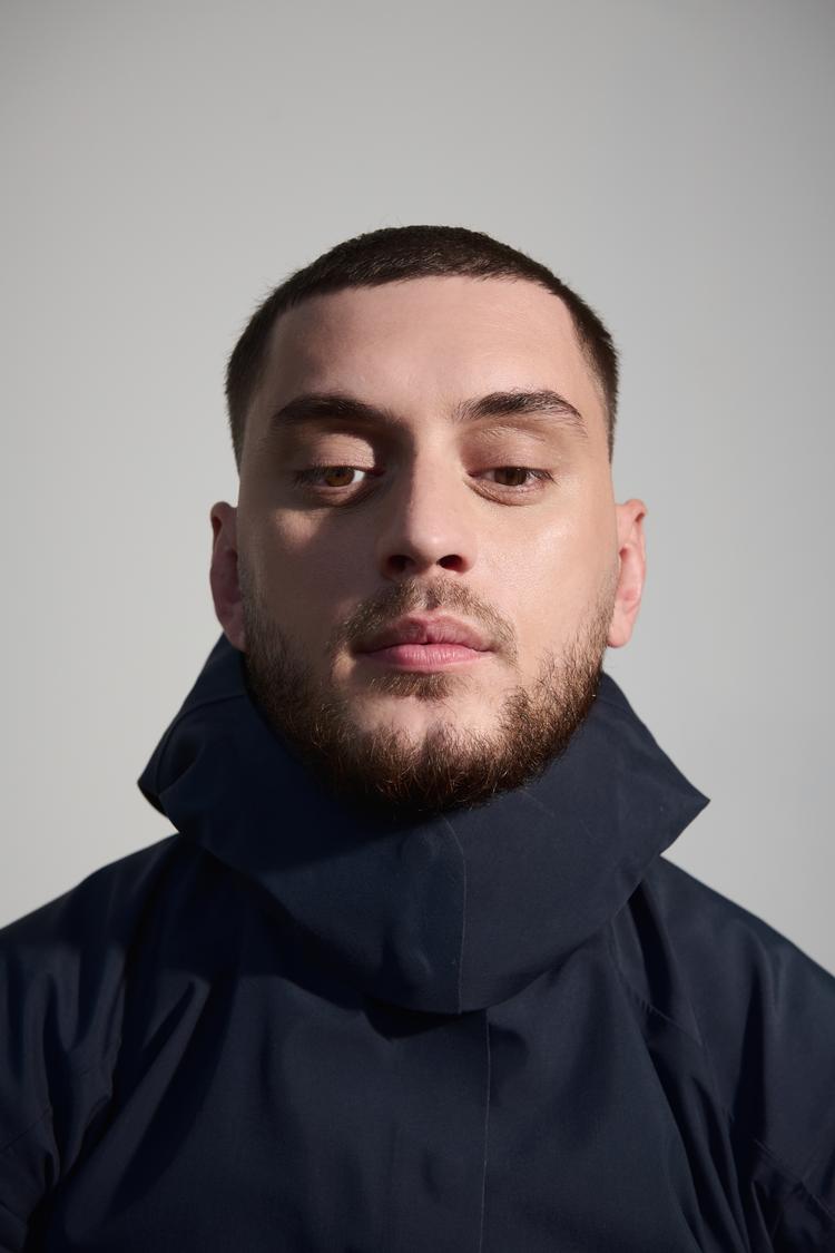 At sige, at Artigeardits nye album, 'Æteren', handler om work-life balance, er ikke helt ved siden af. Det lyder bare så kedeligt. Men disse linjer fra 'FaceTime' lyver ikke: »Min familie siger at jeg ikke er hjemme nok / Og min kone synes jeg har et alt for nemt job / Og min baby siger, at jeg er alt for useriøs / Og at jeg bruger alt for meget tid udenbys«.
 Artigeardit. Pr-foto: Pr-foto: Angela Djekic