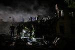 Ukrainian rescue workers searched through the night on Thursday for survivors amidst the rubble in Kyiv following a massive Russian missile attack on the capital. Foto: Stringer/Ritzau Scanpix
