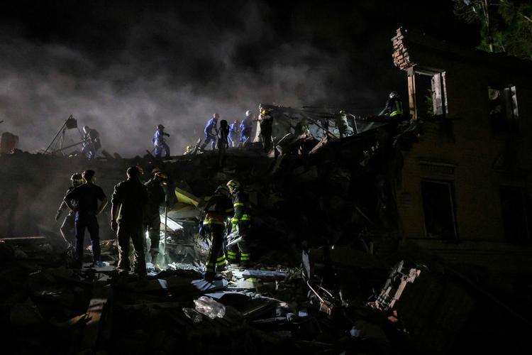 Ukrainian rescue workers searched through the night on Thursday for survivors amidst the rubble in Kyiv following a massive Russian missile attack on the capital. Foto: Stringer/Ritzau Scanpix
