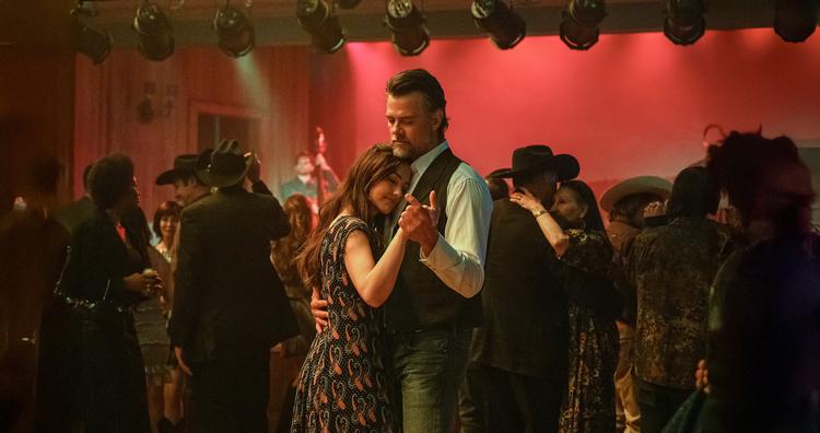 Knudemand og cowboy Staten Kirkland, der spilles af Josh Duhamel, er lige lovlig langsom til at få gaflen i barndomsveninden Quinn, der spilles af Minka Kelly. Men deres simrende dans er alligevel en fornøjelse af heppe på.  Foto: Netflix