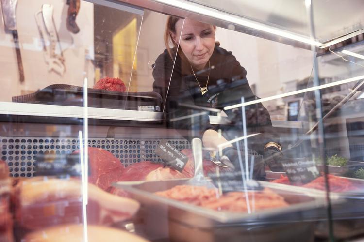 Indehaver af Slagterens Smørrebrød og Delikatesse, Sandie Ring, forstår ikke, hvorfor familiens slagterbutik er blevet genstand for antikød-aktivisters vrede. De satser på økologisk kød og kød fra fritgående dyr. Foto: Signe Lægsgaard