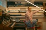     Nanna Øland Fabricius bruger mange penge på gamle keyboards og har en stor samling.  Foto: Miriam Dalsgaard