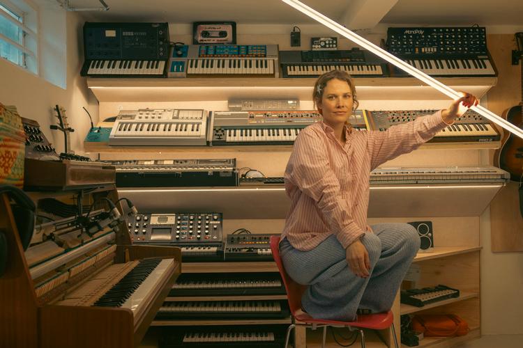     Nanna Øland Fabricius bruger mange penge på gamle keyboards og har en stor samling.  Foto: Miriam Dalsgaard