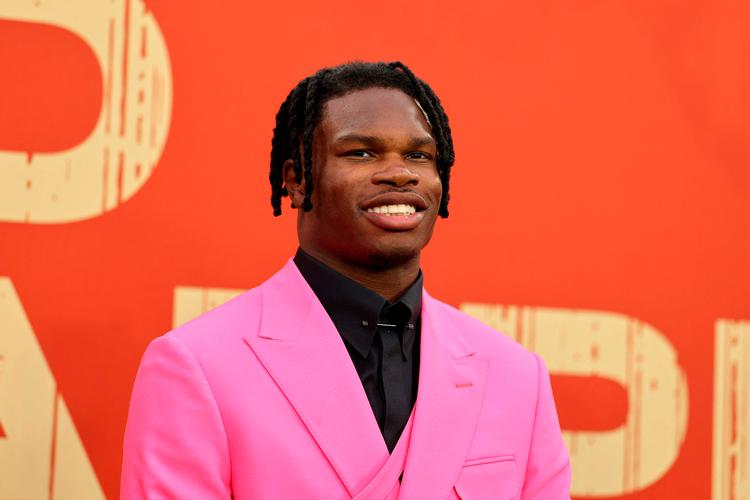 21-årige Travis Hunter skilte sig ud i sin lyserøde habitjakke på den røde løber forud for NFL-draftens første runde i Green Bay, Wisconsin, natten til fredag. Foto: Michael Reaves/Ritzau Scanpix