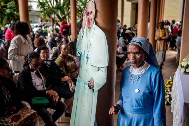 Fredag samlede katolikker sig i Nairobi for at deltage i en Requiem-messe til ære for pave Frans. En papfigur af den afdøde pave, der engagerede sig i verdens fattige og flygtninge, var sat op. Foto: Luis Tato/Ritzau Scanpix