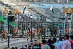 Indiske og pakistanske grænsevagter poserer foran hinanden ved Wagah-grænseovergangen.  Foto: Narinder Nanu/Ritzau Scanpix