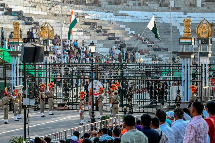 Indiske og pakistanske grænsevagter poserer foran hinanden ved Wagah-grænseovergangen.  Foto: Narinder Nanu/Ritzau Scanpix