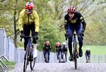 Mattias Skjelmose sammen med holdkammeraten Patrick Konrad på en træningstur inden søndagens klassiker Flèche Wallonn. Foto: Eric Lalmand/Ritzau Scanpix