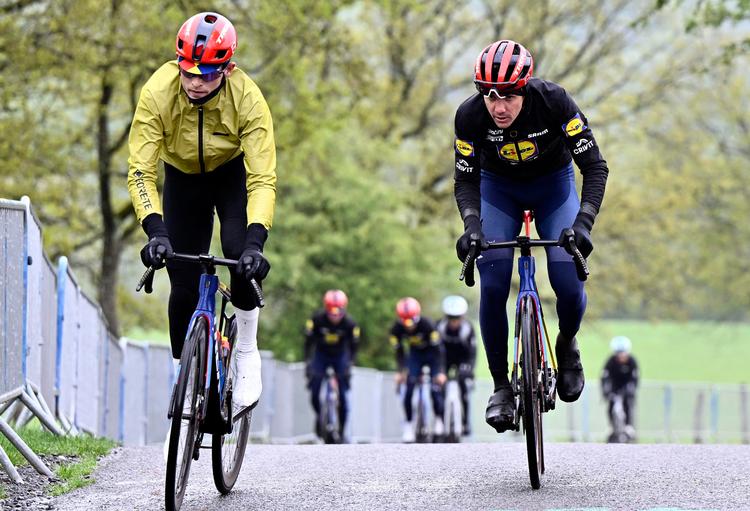 Mattias Skjelmose sammen med holdkammeraten Patrick Konrad på en træningstur inden søndagens klassiker Flèche Wallonn. Foto: Eric Lalmand/Ritzau Scanpix