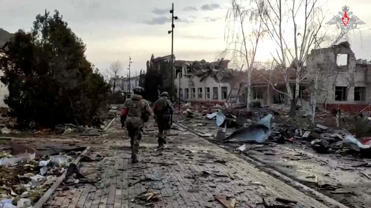 Russiske soldater i byen Sudzha i Kursk i sidste måned, efter at russerne havde generobret byen. Foto: Russian Defence Ministry/Ritzau Scanpix