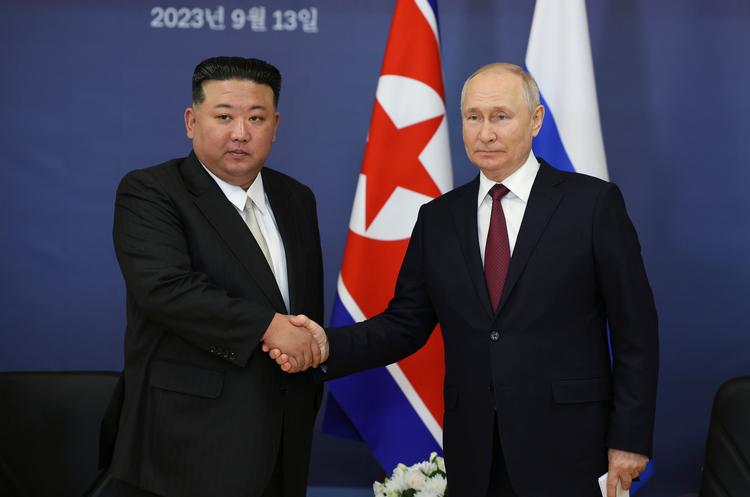 Rusland og Nordkorea indgik sidste år en omfattende strategisk traktat om partnerskab, og det skulle være i den forbindelse, at landets leder, Kim Jong-un, traf beslutningen om at sende soldater af sted for at kæmpe på russisk side i krigen mod Ukraine.. Foto: Vladimir Smirnov/Ritzau Scanpix