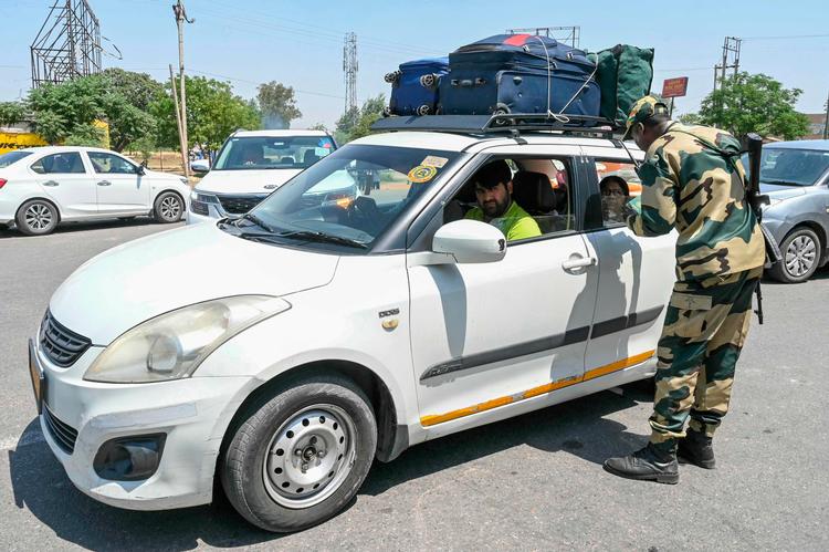 En indisk grænsevagt tjekker pakistanere ved Wgah-grænseposten. Foto: Narinder Nanu/Ritzau Scanpix