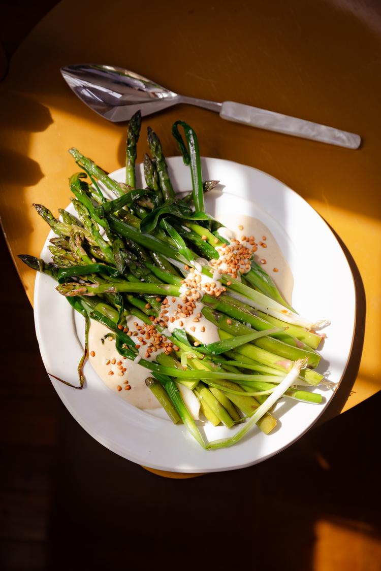 Friske asparges med tahindressing er en skøn sommerret og nem at lave. Foto: Kelsey Cherry 