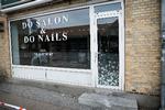 Folk fejer glasskår op efter en eksplosion i frisørsalonen 'Do Salon &amp; Do Nails' i krydset mellem Frederikssundsvej og Tomsgårdsvej i Københavns Nordvestkvarter. Foto: Jens Dresling