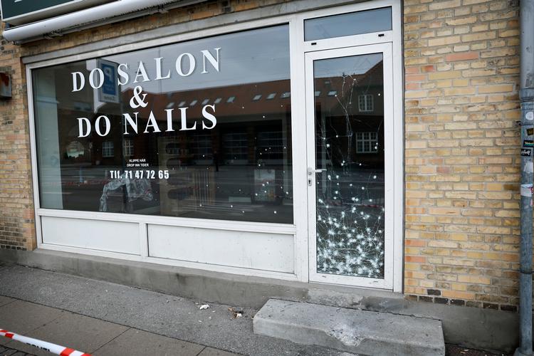 Folk fejer glasskår op efter en eksplosion i frisørsalonen 'Do Salon &amp; Do Nails' i krydset mellem Frederikssundsvej og Tomsgårdsvej i Københavns Nordvestkvarter. Foto: Jens Dresling