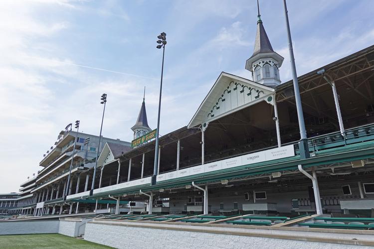 Churchill Downs blev opført i victoriansk stil i 1875. 