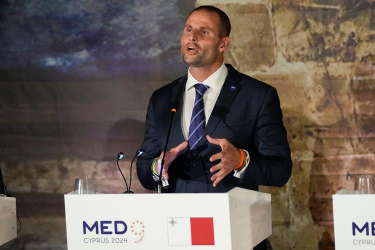 Maltas premierminister, Robert Abela, bliver nødt til at stoppe uddelingen af pas mod store investeringer i Malta, hvis han vil undgå en ny retssag, der kan ende med finansielle sanktioner mod landet. Foto: Petros Karadjias/Ritzau Scanpix