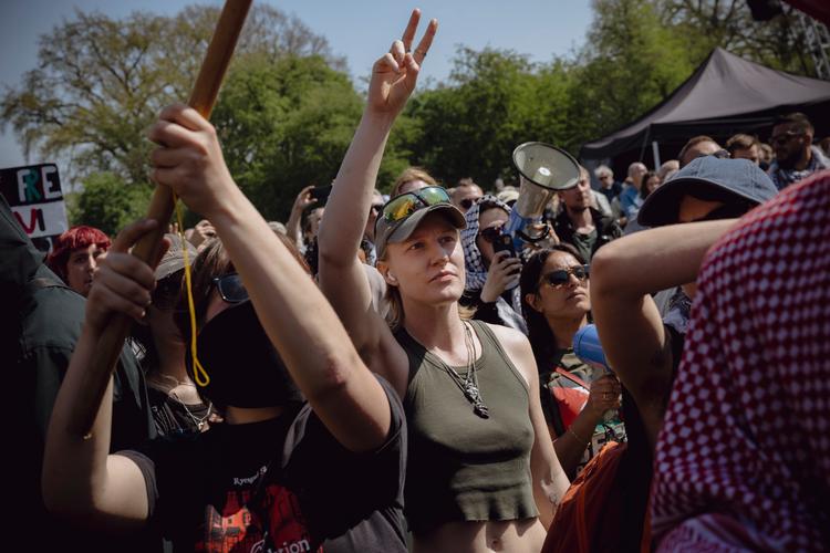 1. maj var tidligere​ en kampdag, hvor fanerne vajede med et løfte om forandring. I dag føles dagen mere som en mindehøjtidelighed over det, der var, skriver Folketingsmedlem for Alternativet, Christina  Olumeko og Spidskandidat for Alternativet i København og forperson for Alternativets Unge Karoline Lindgaard.  Foto: Benjamin Krog