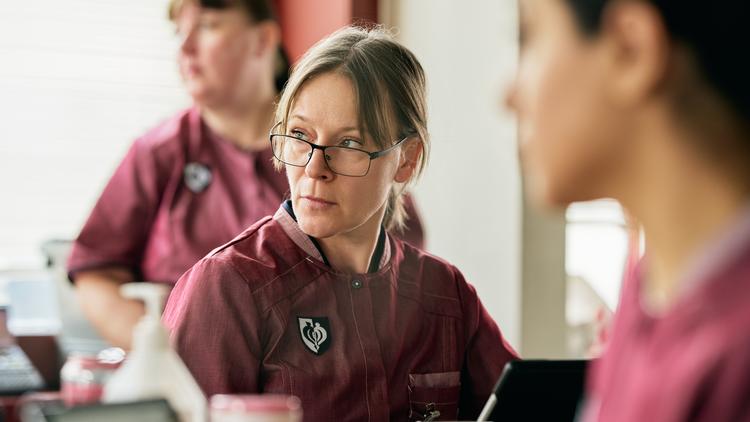 Iben Hjejle er ganske fremragende som den barske og udfordrede sosu-assistent Rie. Foto: Henrik Ohsten/TV 2