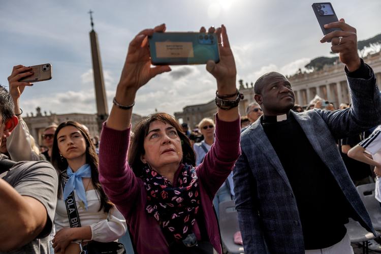 Med flere end ti millioner følgere på Instagram var pave Frans trådt ind i den digitale tidsalder, så han ville ikke have forventet andet end flittig brug af mobiltelefoner under den sidste hyldest. Foto: Jacob Ehrbahn