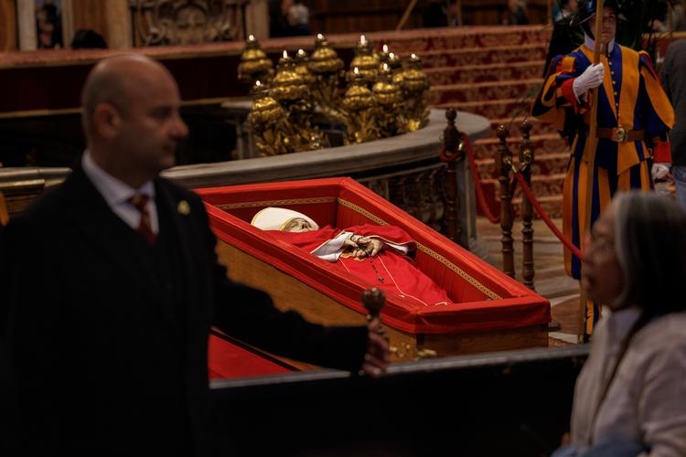 En pave bliver som regel begravet i en kiste i tre lag: cypres, bly og eg. Pave Frans insisterede på at blive lagt i en simpel trækiste dækket af rødt klæde. Foto: Jacob Ehrbahn