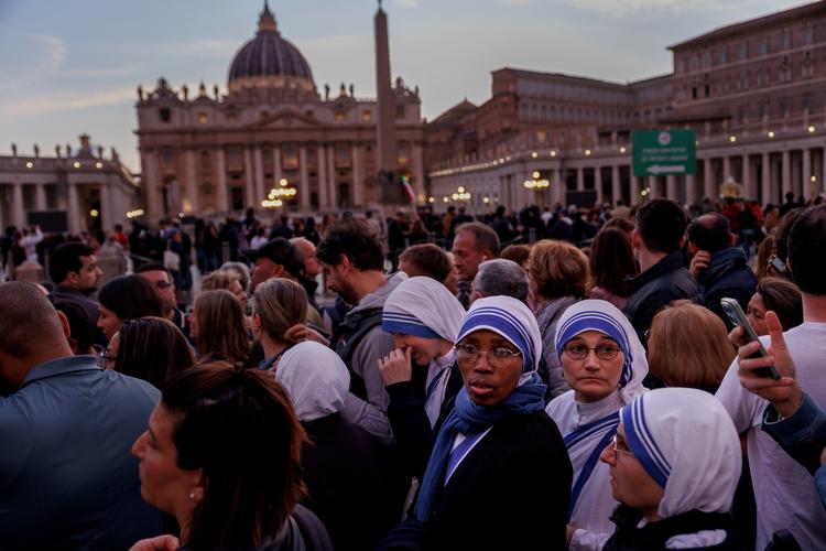 Tilstrømningen til den åbne kiste overgik alle Vatikanets forventninger med et anslået besøgstal på 250.000 til 300.000 i løbet af tre dage. Foto: Jacob Ehrbahn
