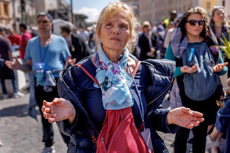 Deltagelse i bønnen for pave Frans var udbredt i Roms gader under begravelsen. Foto: Jacob Ehrbahn