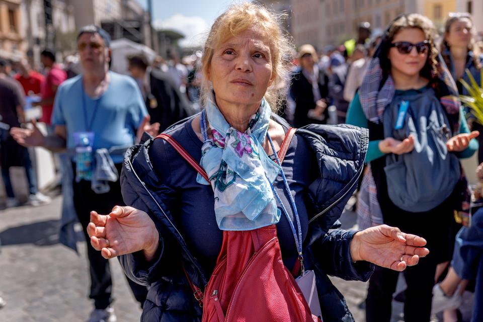 Deltagelse i bønnen for pave Frans var udbredt i Roms gader under begravelsen. Foto: Jacob Ehrbahn