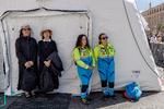 Et par repræsentanter for Protezione Civile Gruppo Comunale Supino stod i beredskab med et par nonner ved deres side under begravelsen. Foto: Jacob Ehrbahn