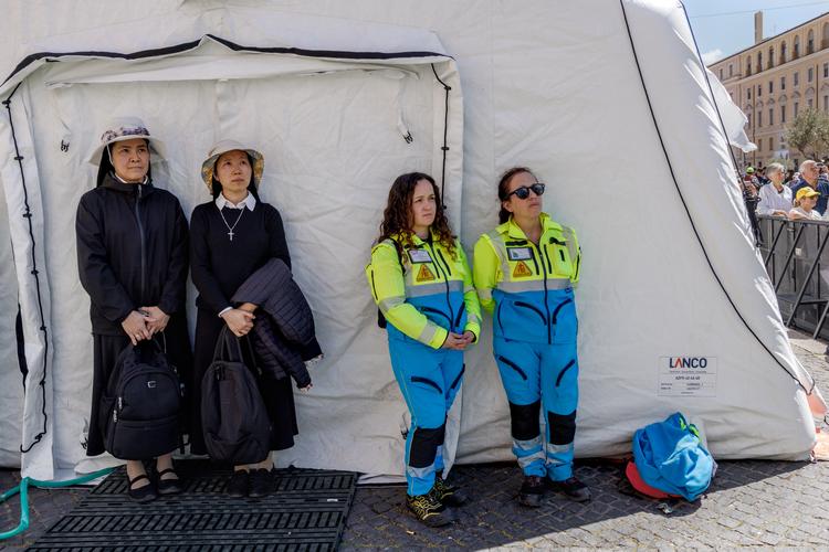 Et par repræsentanter for Protezione Civile Gruppo Comunale Supino stod i beredskab med et par nonner ved deres side under begravelsen. Foto: Jacob Ehrbahn