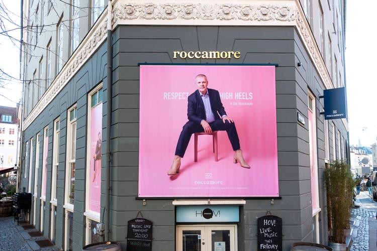 Bjarne Corydon optrådte for nogle år siden i glimmerstøvletter i en kampagne for mærket Roccamore i anledning af Kvindernes Internationale Kampdag. Dem må han gerne finde frem igen, når han bliver generaldirektør i DR, skriver kulturredaktøren i denne kommentar.   Foto: Christian Lindgren/Ritzau Scanpix