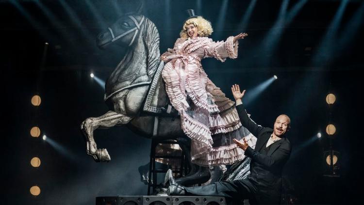 Lona Barrison spilles af Andrea Øst Birkkjær, og hun giver den seriøs gas på hesteryg i en showstopper af et varieté-nummer. Foto: Camilla Winther