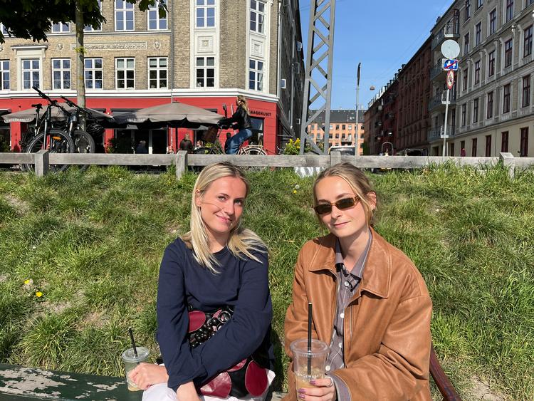 De to veninder Sigrid Lykke Graglia (tv.) og Emma Bilde Jensen (th.), som studerer kreativ kommunikation sammen, er berørte af ulykken som skete onsdag. De er på Nørrebro, fordi de netop har været til et møde i området.   Foto: Sara Vorre Rothstein