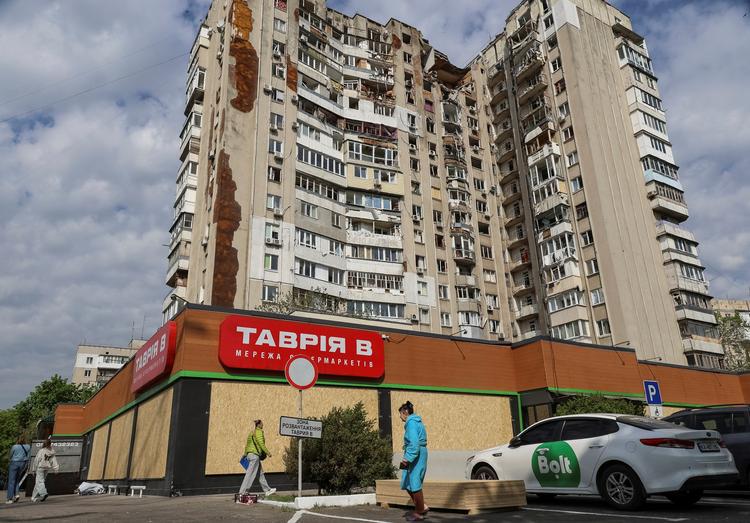 Folk går forbi en lejlighedsbygning i den ukrainske storby Odesa, som har været udsat for et russisk droneangreb.  Foto: Nina Liashonok/Ritzau Scanpix
