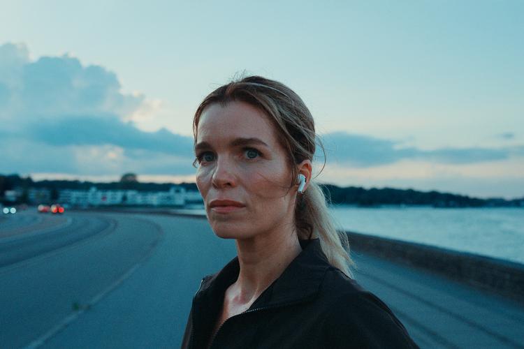 En au pair forsvinder pludselig fra et velhaverkvarter, og Cecilie (Marie Bach Hansen) får mistanke om, at der er sket noget lusket inde hos naboen – og så begynder hun at grave i sagen. ’Reservatet’, som kan ses på Netflix, er instrueret af Per Fly. Foto: Jasper Spanning/Netflix