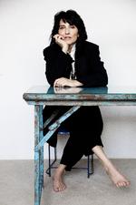 Sara Indrio har arbejdet med mange forskellige ting. Som ung og yngre spillede hun slagtøj for Eric Gadd, Niels Hausgaard, Alberte Winding og mange andre og var servitrice i ’Italiensk for begyndere’. I de seneste mange år har hun både lavet soloplader og været fagpolitiker for musikere.  Foto: Thomas Borberg