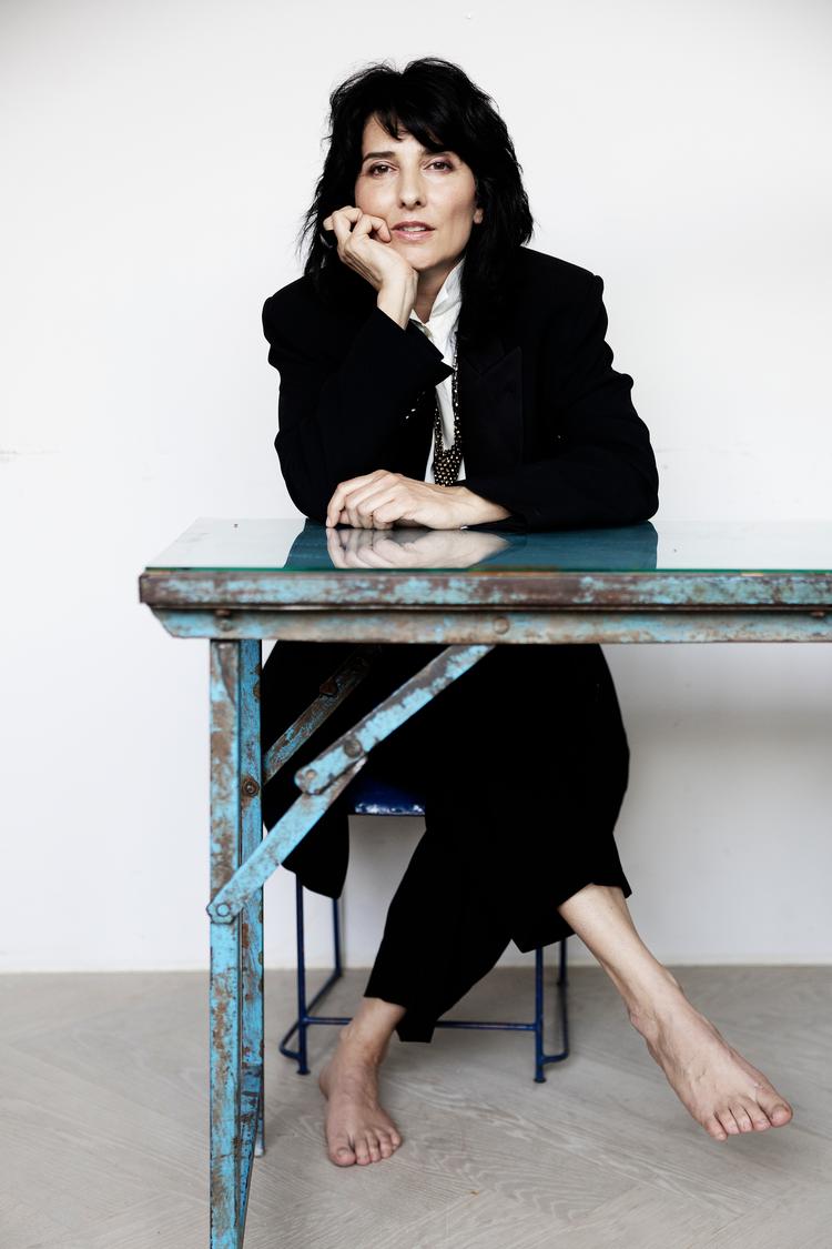 Sara Indrio har arbejdet med mange forskellige ting. Som ung og yngre spillede hun slagtøj for Eric Gadd, Niels Hausgaard, Alberte Winding og mange andre og var servitrice i ’Italiensk for begyndere’. I de seneste mange år har hun både lavet soloplader og været fagpolitiker for musikere.  Foto: Thomas Borberg