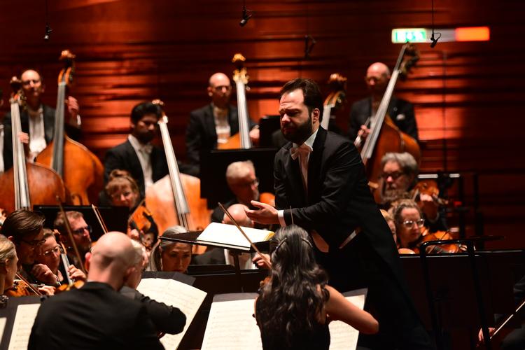 DR har etableret et fast og frugtbart samarbejde med Petr Popelka, der til daglig arbejder som dirigent for Tjekkiets Radiosymfoniorkester. Foto: Søren Krabbe/DR