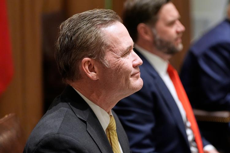 Mike Waltz – her fotograferet med vicepræsident James David Vance i baggrunden – har måske ikke været tilstrækkeligt 'Maga'. Nu er han ude. Og dermed er en relativt fornuftig stemme fjernet fra Det Hvide Hus. Foto: Alex Brandon/Ritzau Scanpix