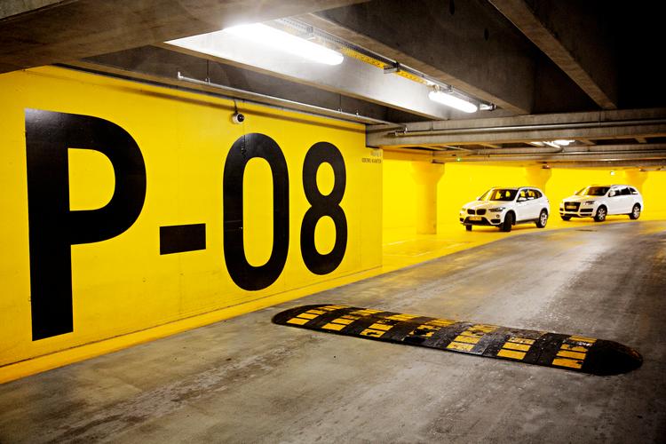 Det nye bykvarter i Thomas B. Thriges Gade i Odense er opstået ved at omdanne en bred bilgade til tæt bebyggelse med nye bygninger, byrum og byliv. En underjordisk parkeringskælder har en klar gul farve, som viser vej til udgangene. Foto: Martin Lehmann