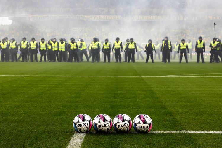Sådan så det ud sidst, da FC København og Brøndby mødte hinanden på Brøndby Stadion med både hjemme- og udebanefans til stede. Politiet måtte skride ind, da de to fangrupperinger kastede romerlys mod hinanden inden kampstart. Foto: Finn Frandsen