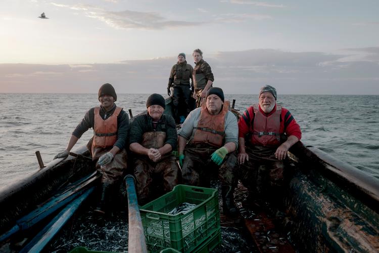 Hver morgen sejler de rumænske fiskere ud på Sortehavet for at tømme deres net for fisk. Tidligere kunne de fange et ton fisk om dagen, men massefiskeri og forurening har ændret deres betingelser.  Foto: Christian Falck Wolff
