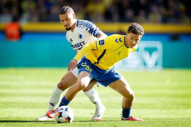 I dette forår ser vi den bedste udgave af Jordan Larsson i Superligaen. Til højre Brøndbys Clement Bischoff.   Foto: Jens Dresling